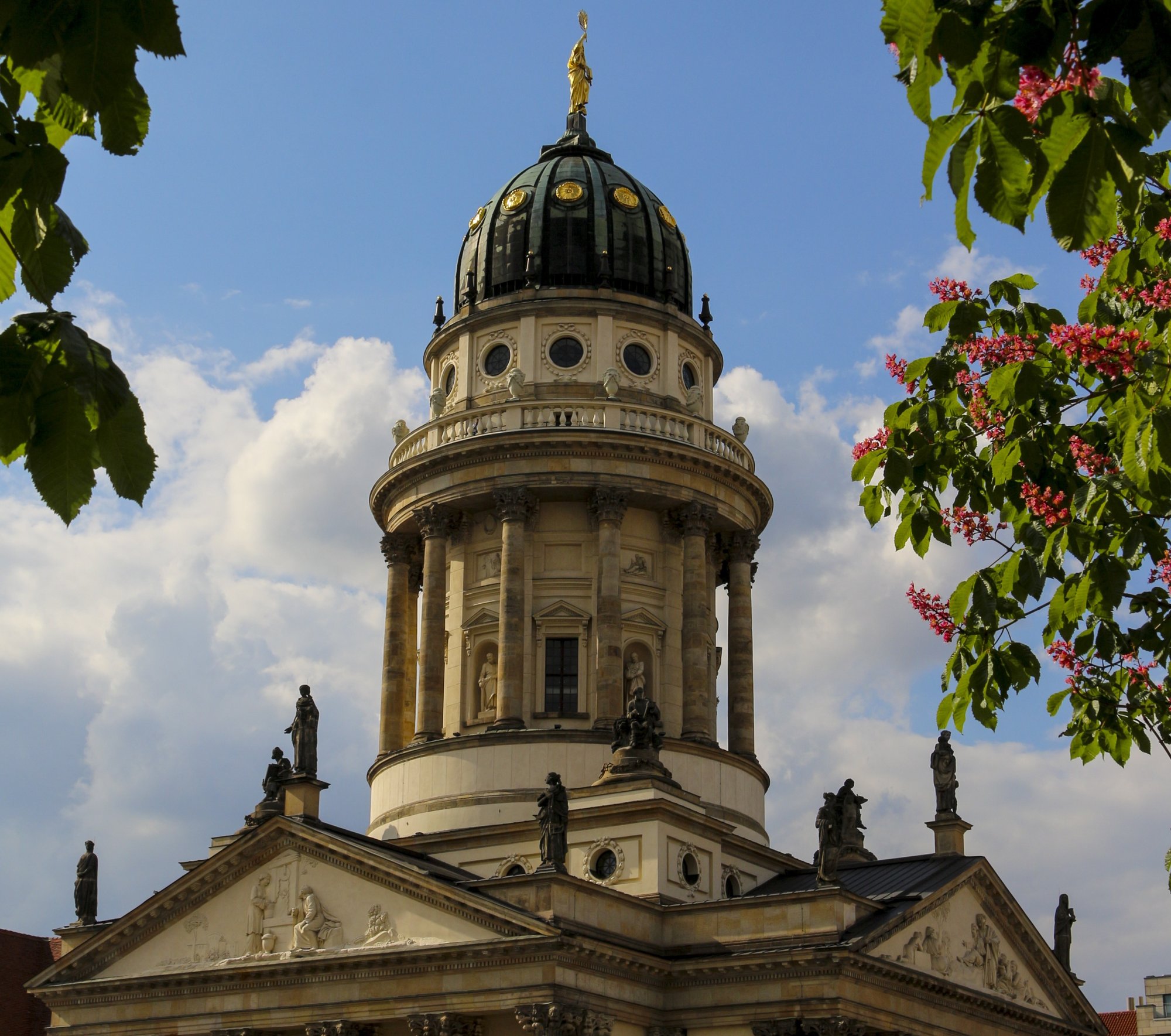 vertikale-aufnahme-des-wunderschonen-deutschen-doms-berlin-bei-tageslicht